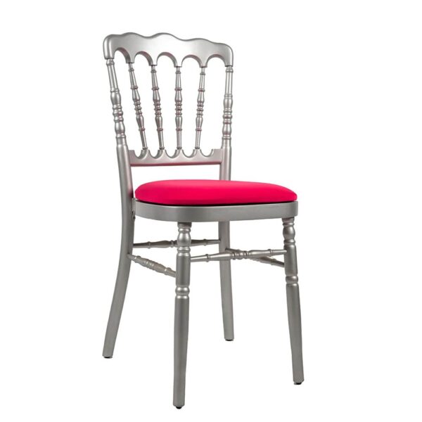 location de chaise napoléon argent avec une assise fushia